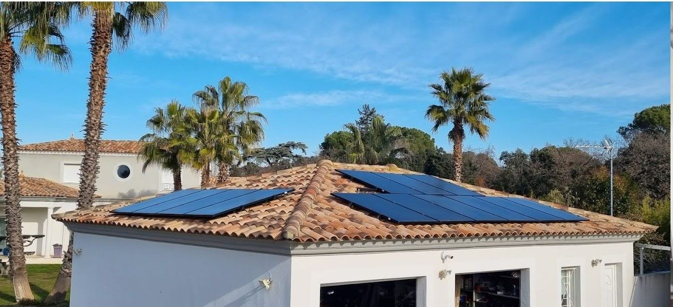 Des panneaux solaires photovoltaïques installés sur un toit