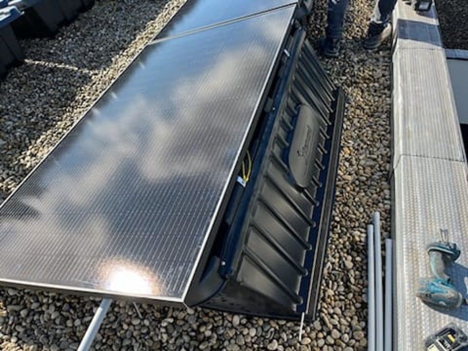 Une installation photovoltaïque sur un toit-terrasse