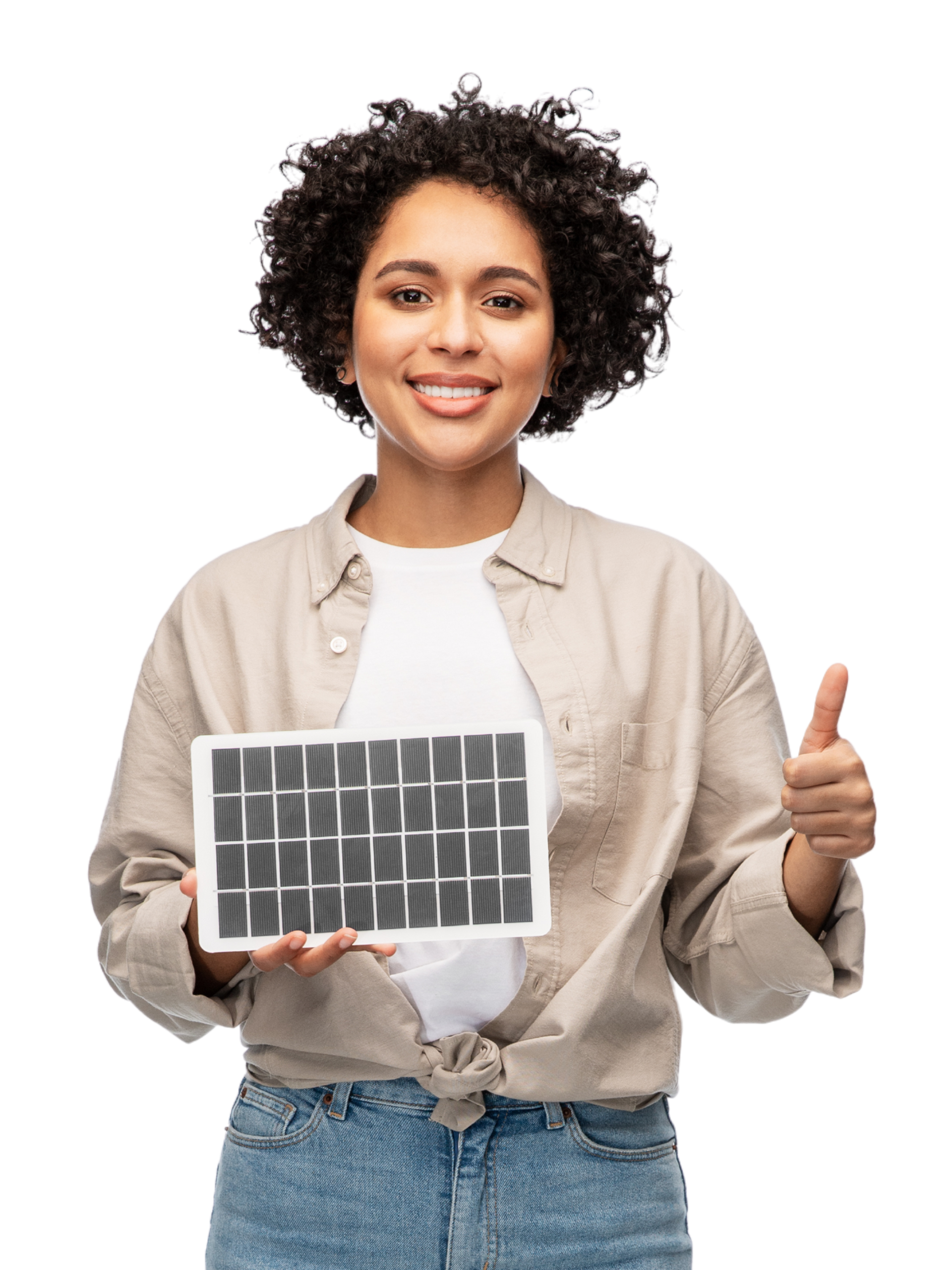 Une femme souriante tient un petit panneau solaire