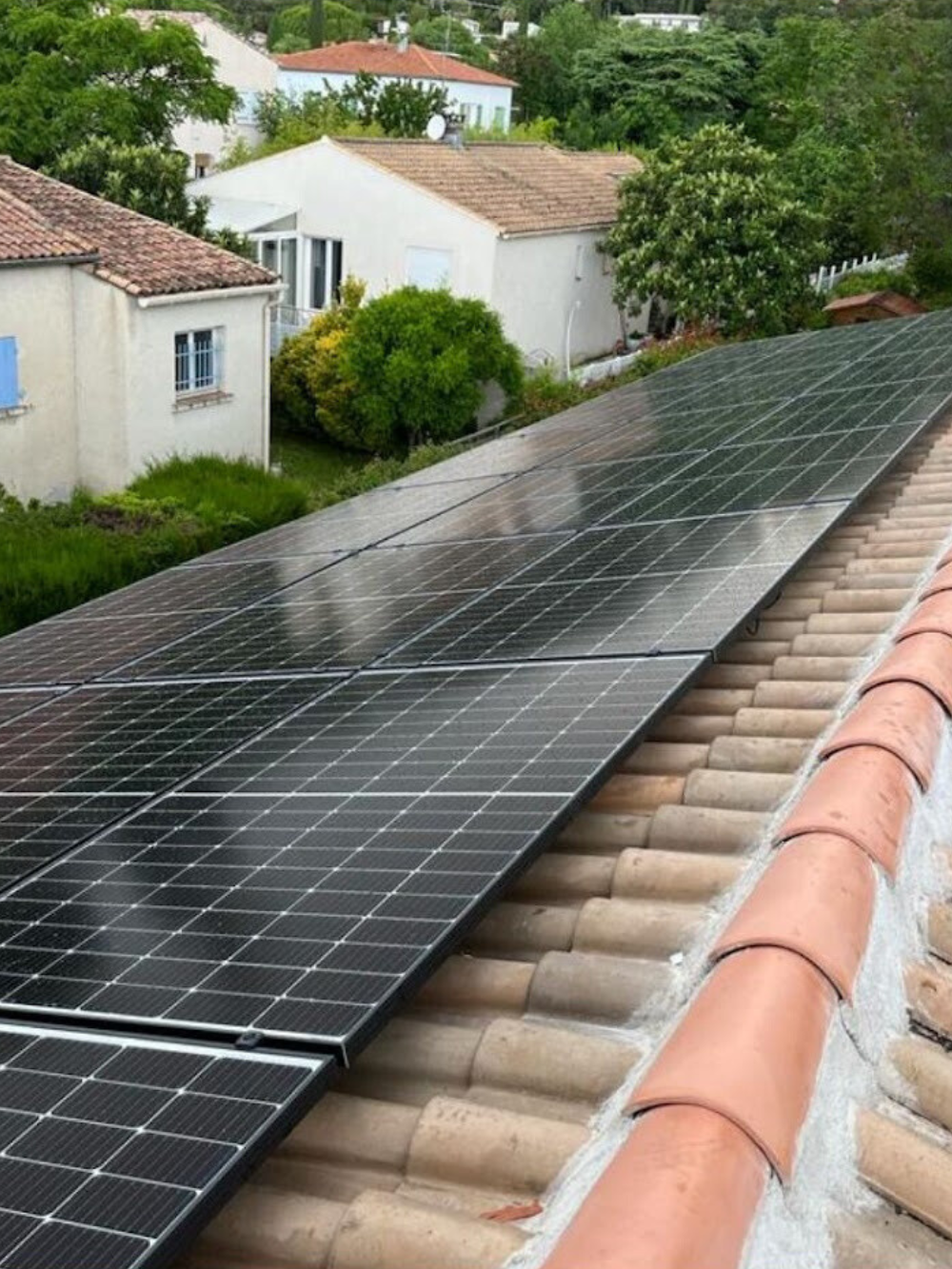 Des panneaux solaires photovoltaïques installés sur la toiture d'une résidence