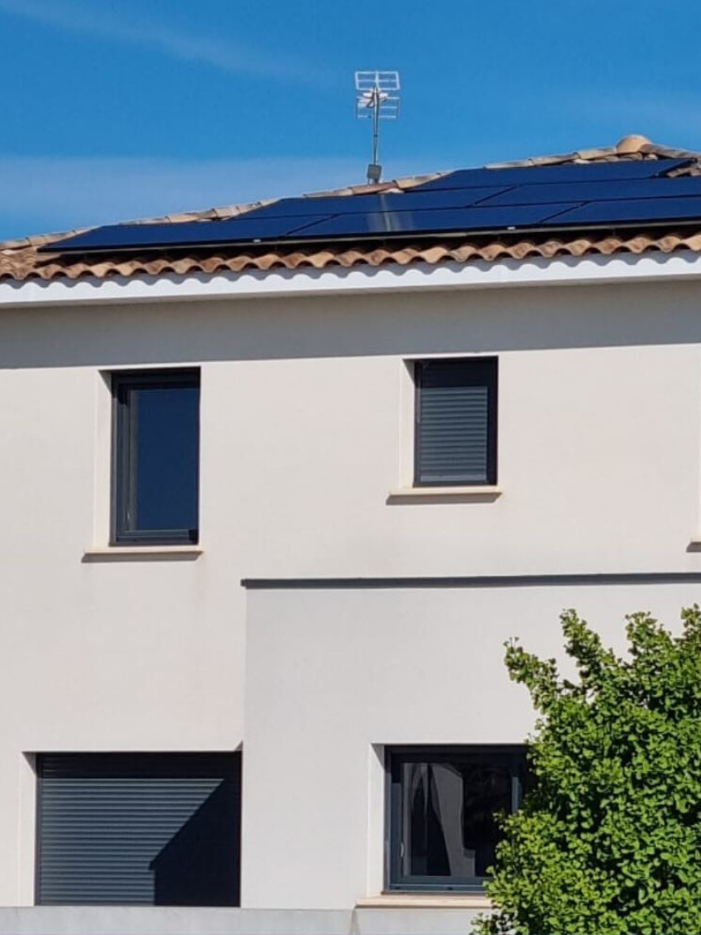 Des panneaux solaires sur un bâtiment résidentiel