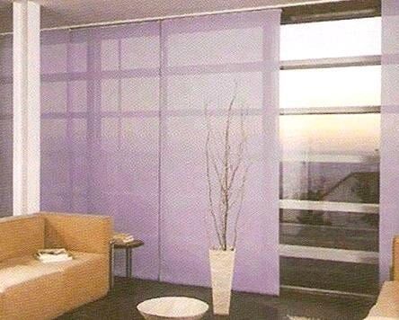 Quarto moderno com cadeira bege, mesa pequena, vaso branco com galhos e painéis de parede translúcidos roxos.
