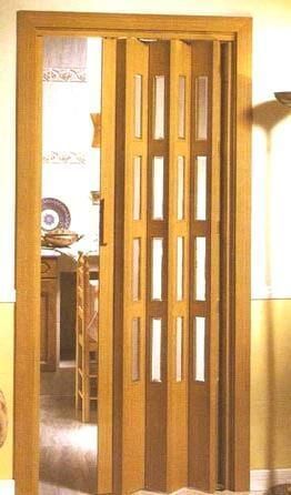 Porta de correr de madeira com ripas verticais em um interior de casa com iluminação aconchegante.
