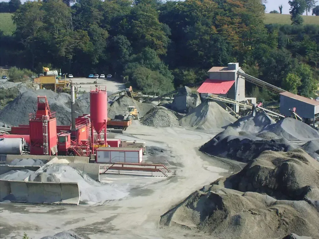 Vue d'ensemble d'une carrière et sa centrale d'enrobage.