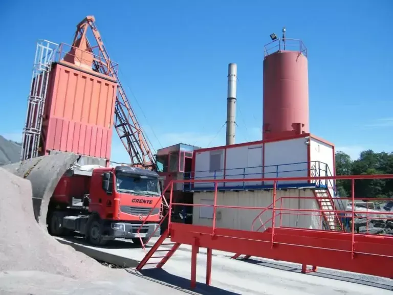 Un camion Grente SAS au milieu d'une centrale d'enrobage.