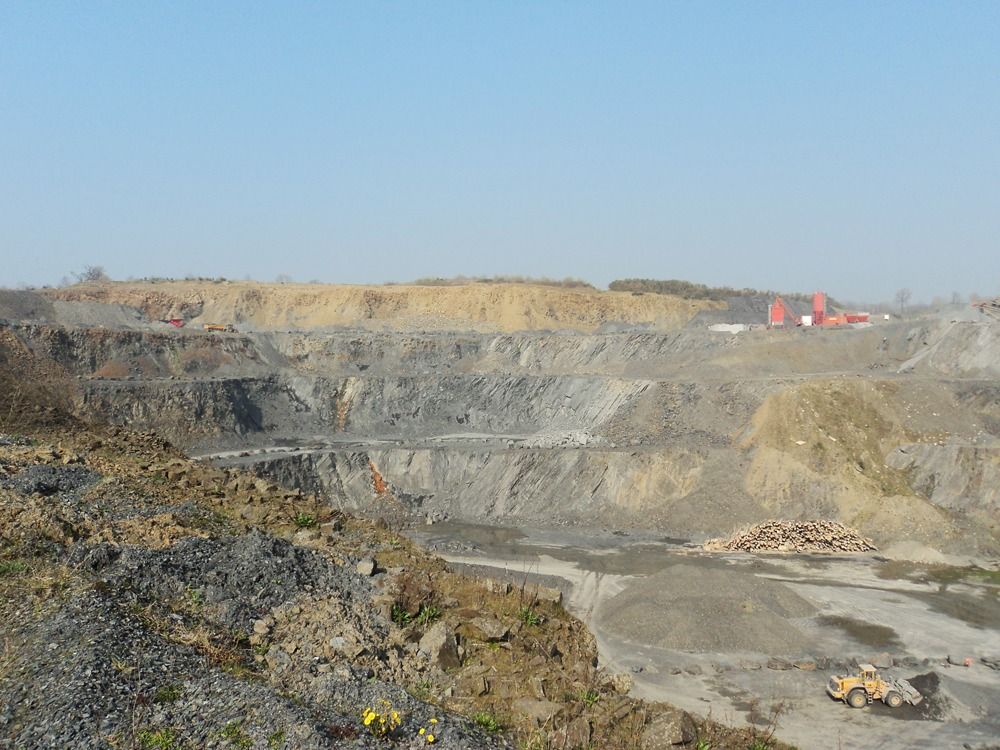 Vue d'ensemble d'une carrière et ses étages d'exploitation.