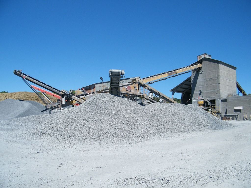 Centrale de concassage pour le gravier dans la carrière de Précorbin chez Grente SAS.