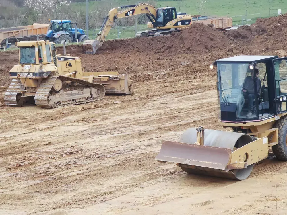 Engins de travaux public sur un chantier de terrassement.