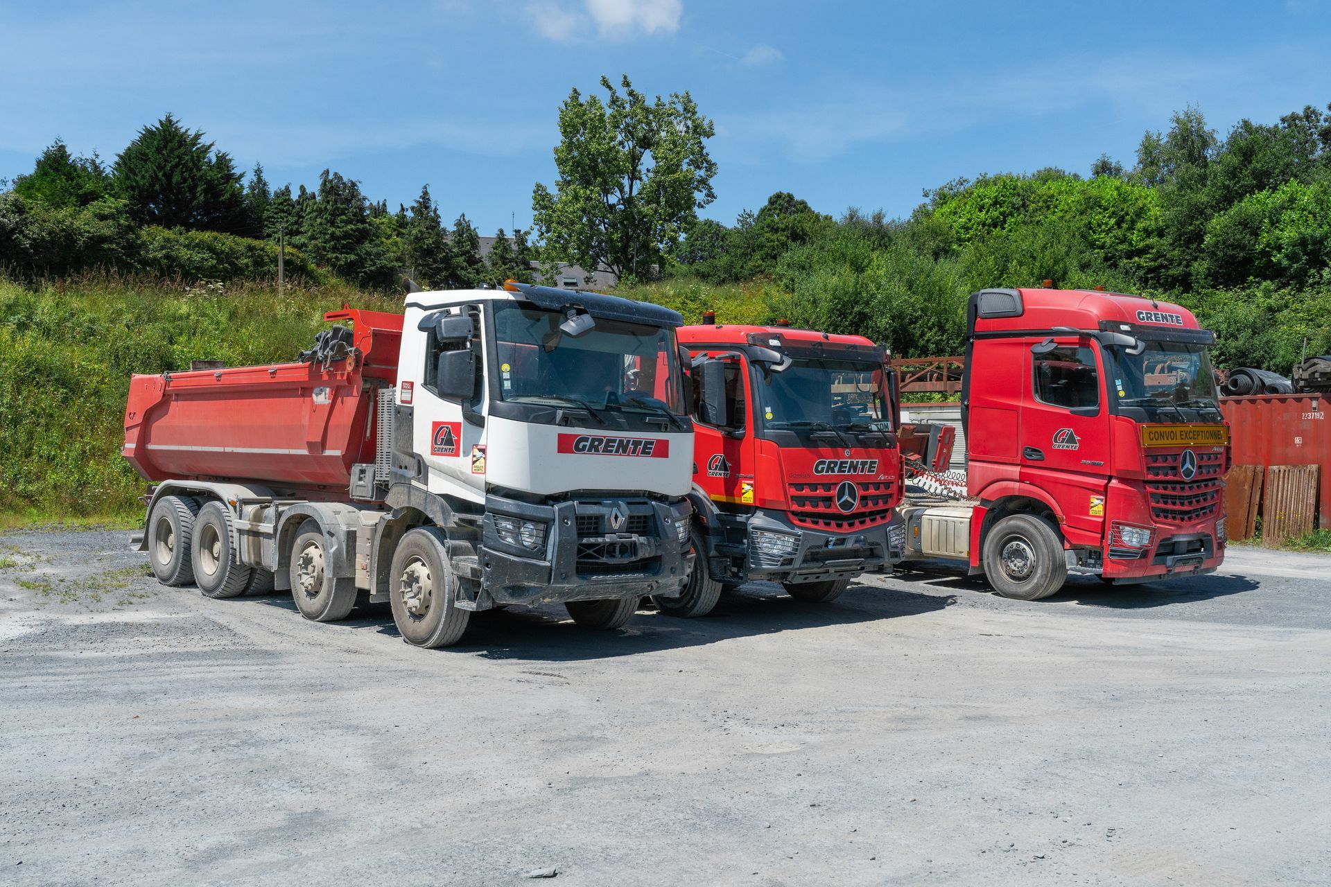 3 camions de la flotte de véhicule de transport de chez Grente SAS.