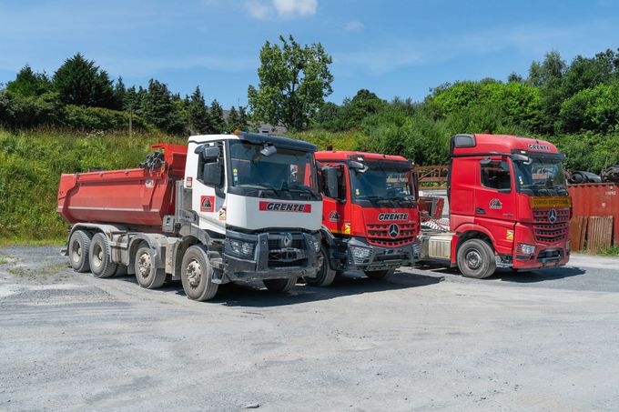 La flotte de camions de transport à l'effigie de l'entreprise Grente SAS.