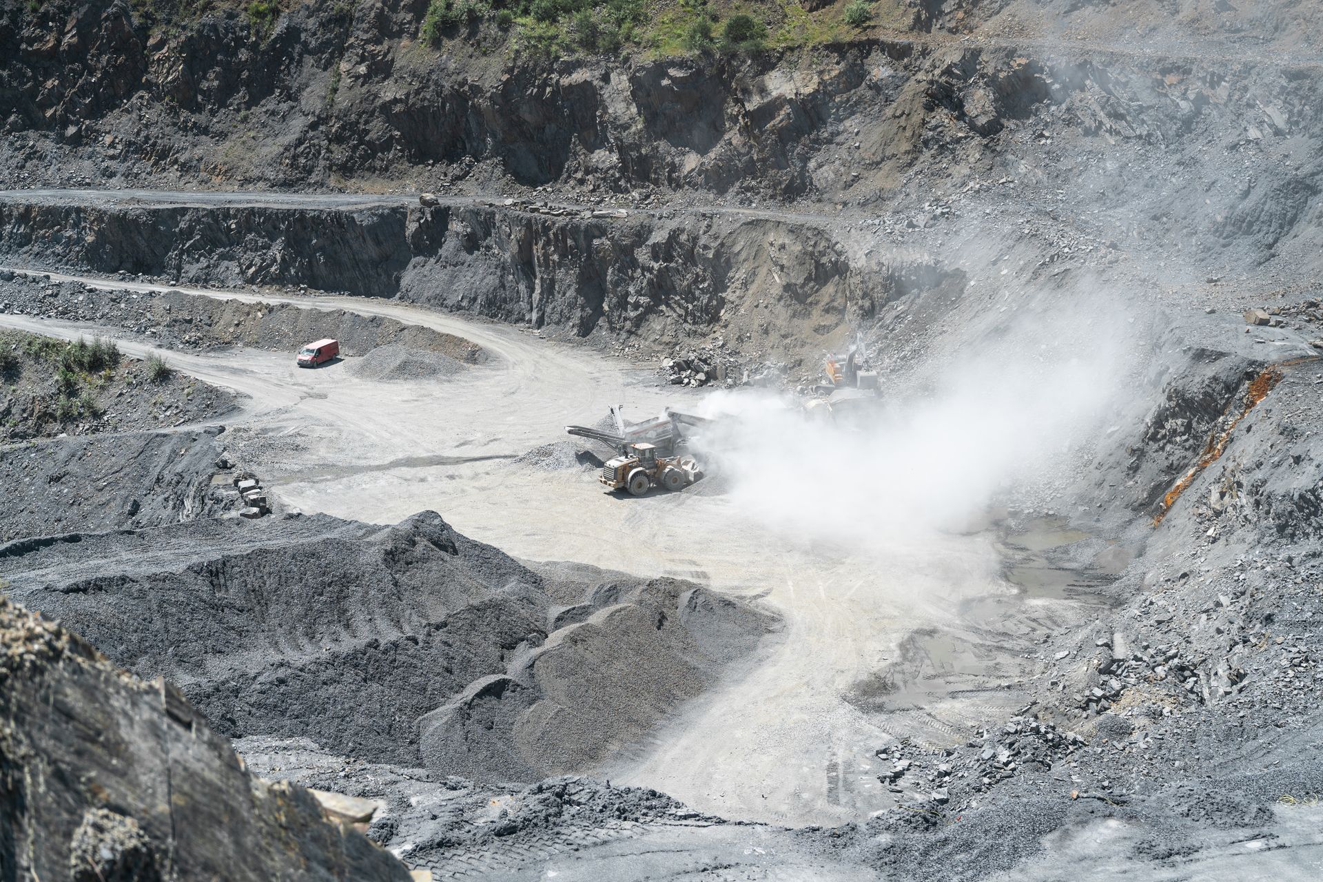 Exploitation d'une carrière vue en plongée.