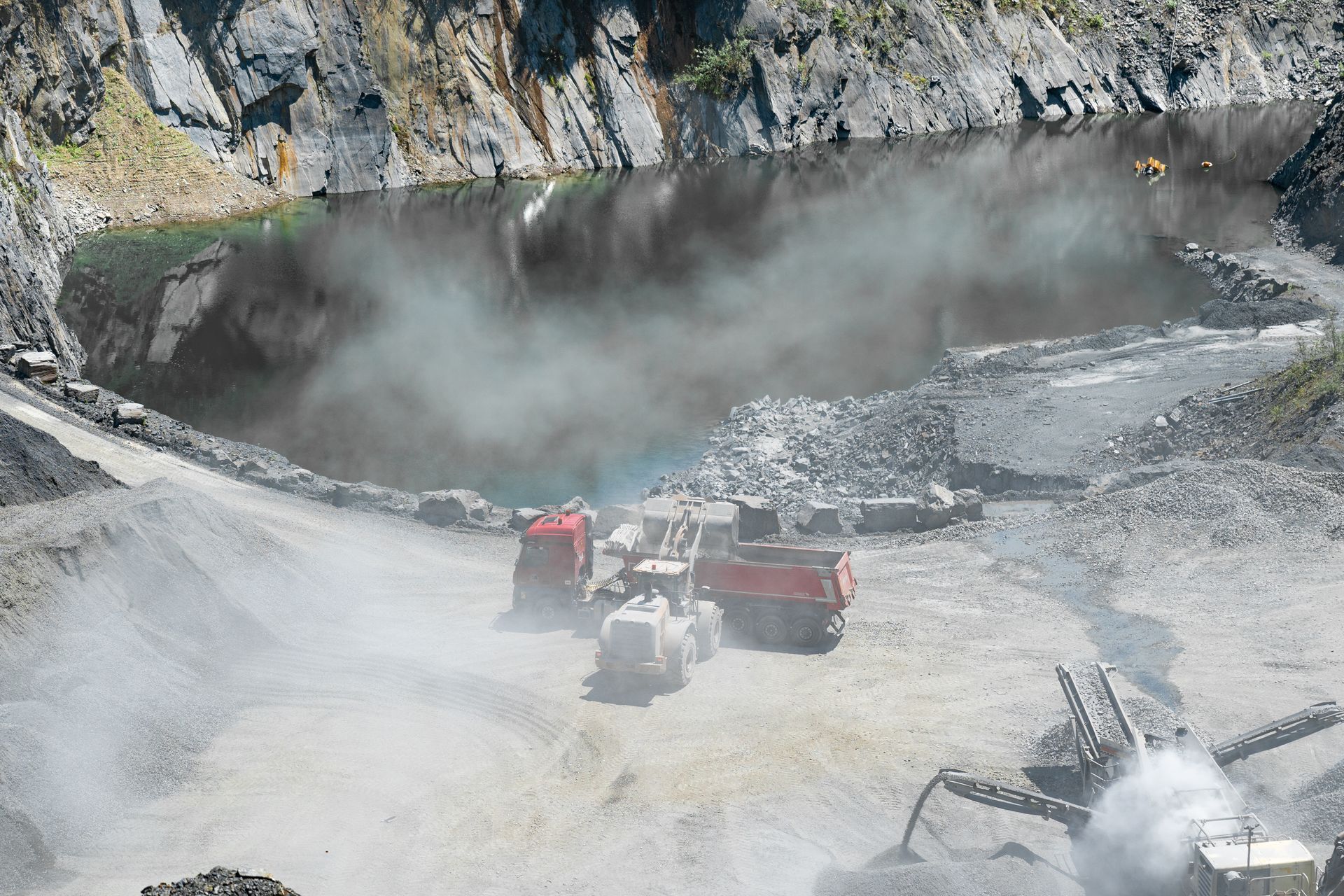 Exploitation de carrière en production vue en plongée.