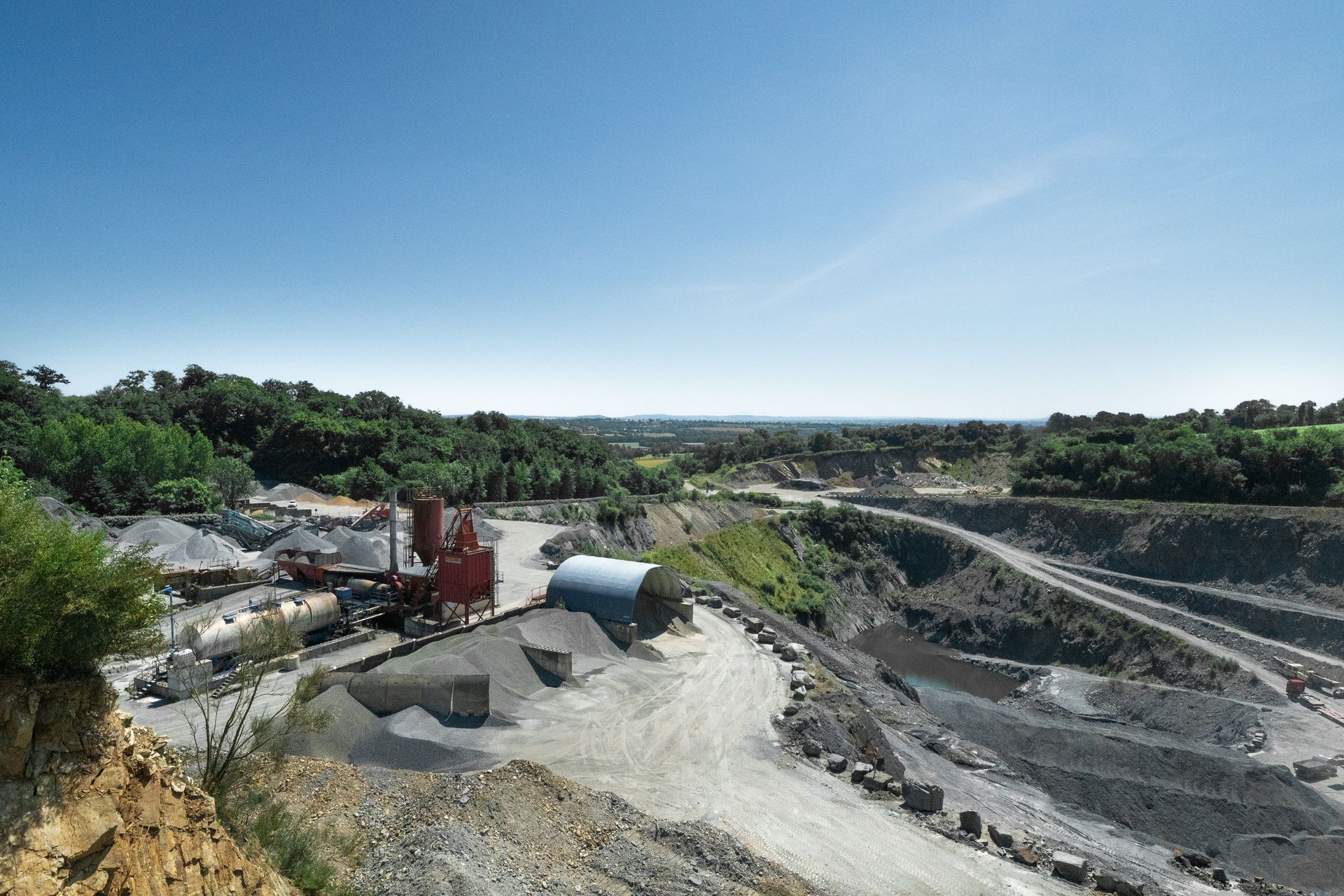 Vue d'ensemble d'une carrière et sa centrale d'enrobage.