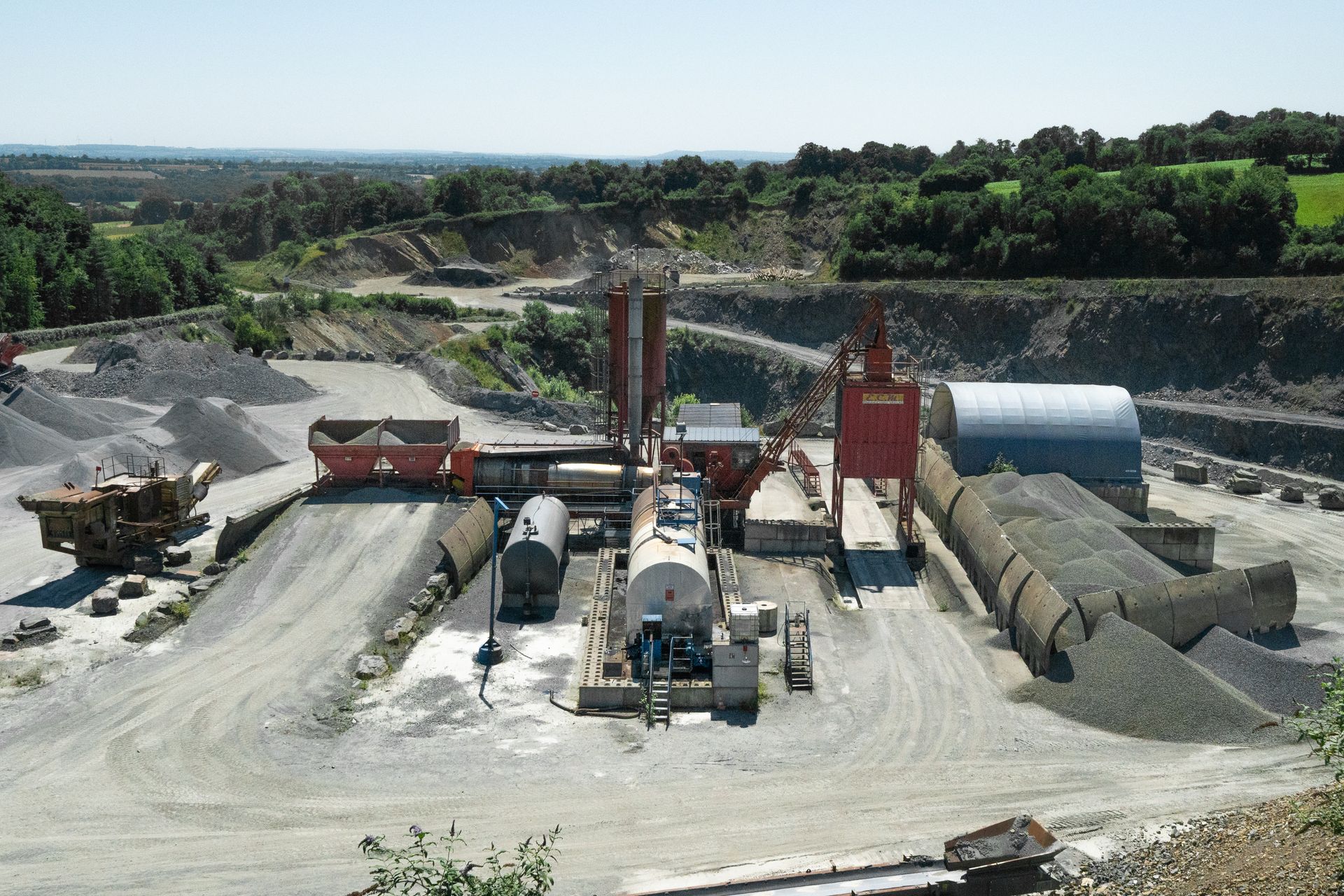 Une centrale d'enrobage dans une carrière en vue aérienne.