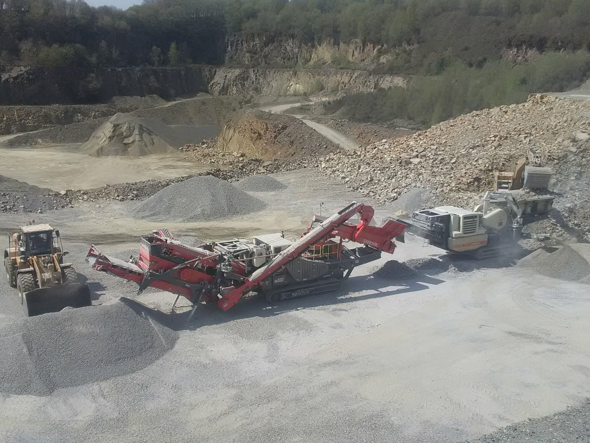 Vue aérienne d'une centrale de concassage en production.