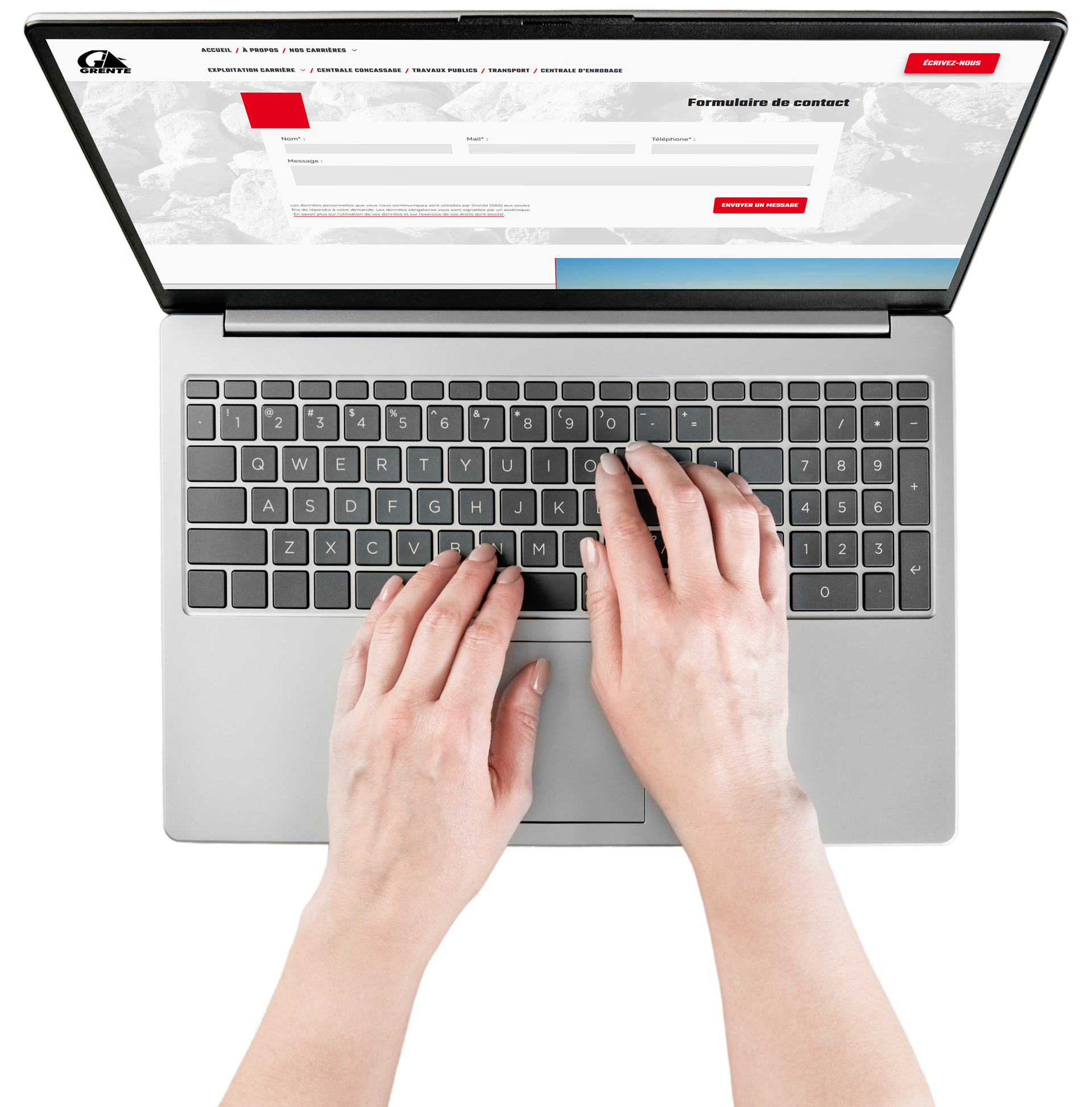 Deux mains tapant sur un clavier d'ordinateur portable, vue en plongée.