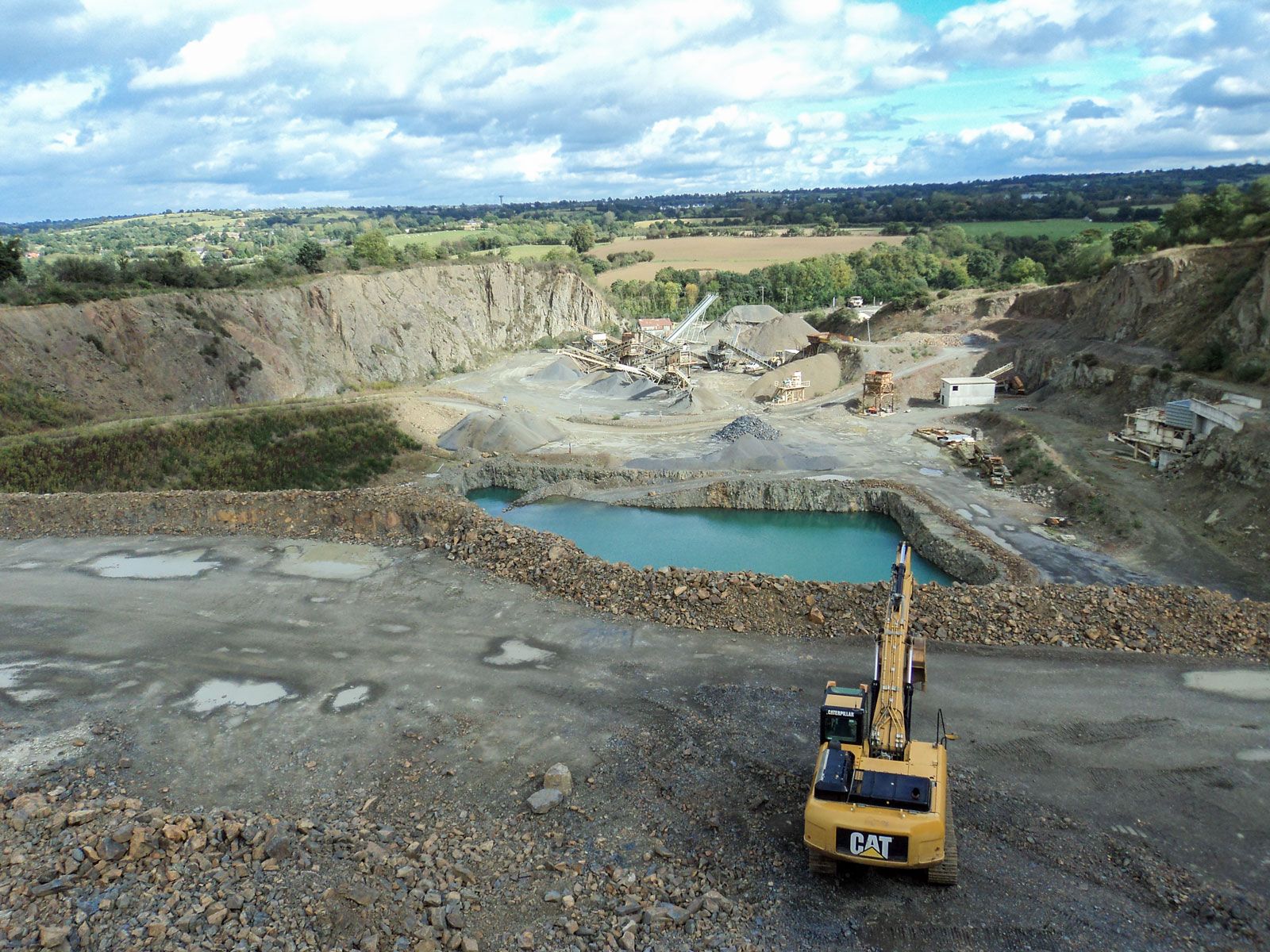 Vue d'ensemble de la carrière d'exploitation Grente SAS à Tessy-Bocage.
