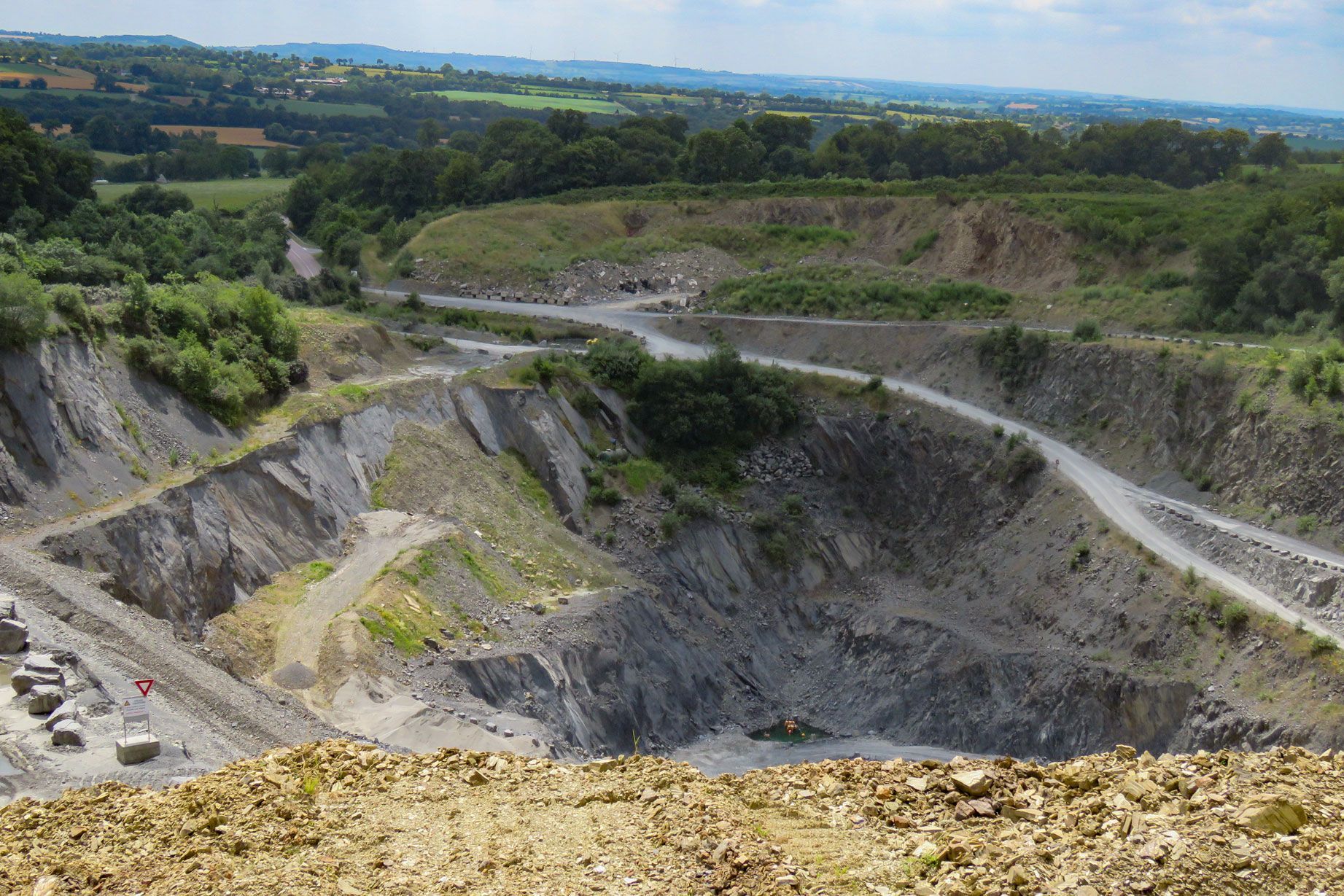 Vue plongeante d'une carrière de roches.