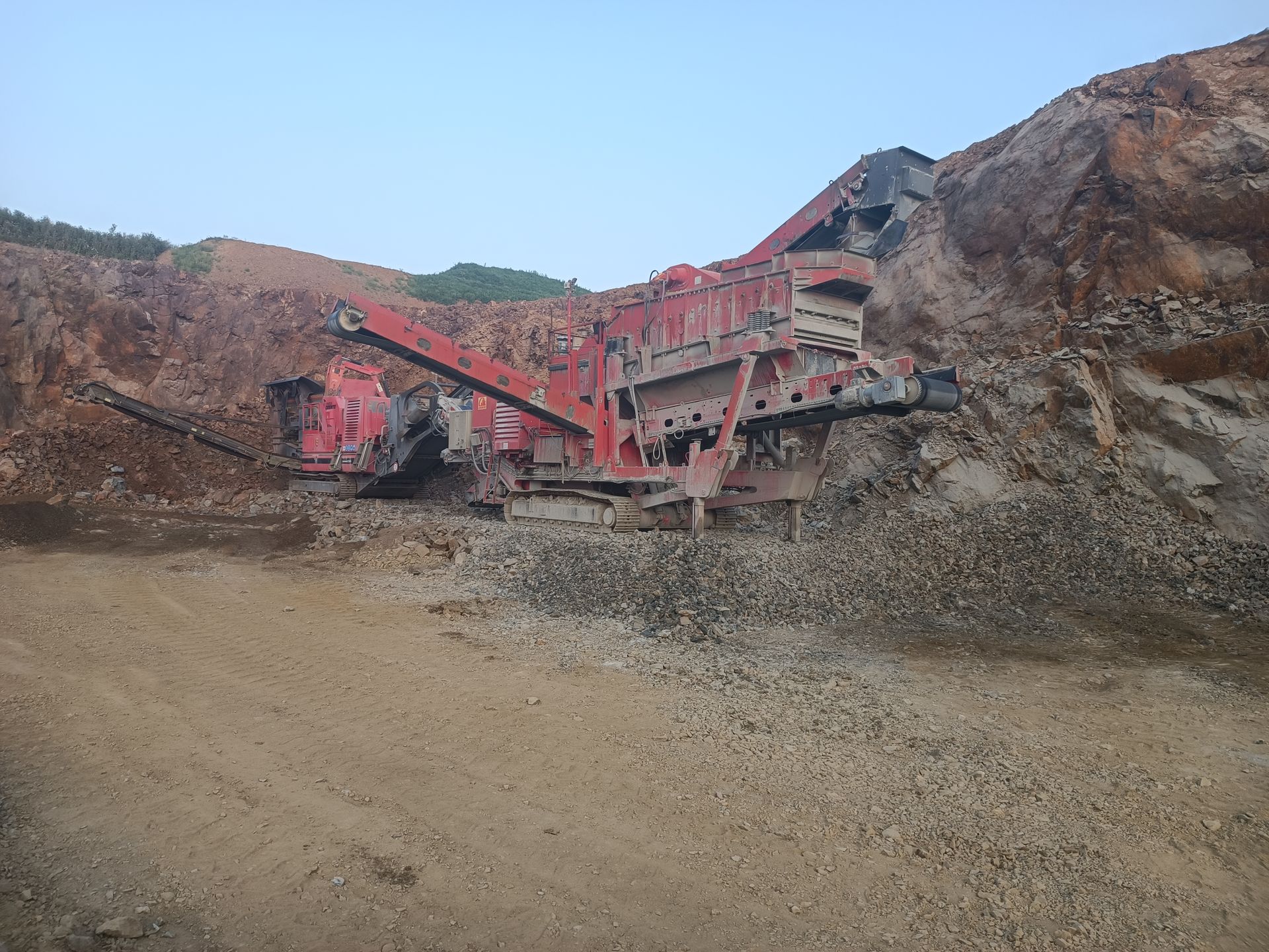 Machine industrielle de concassage dans une carrière, en train de traiter des roches.