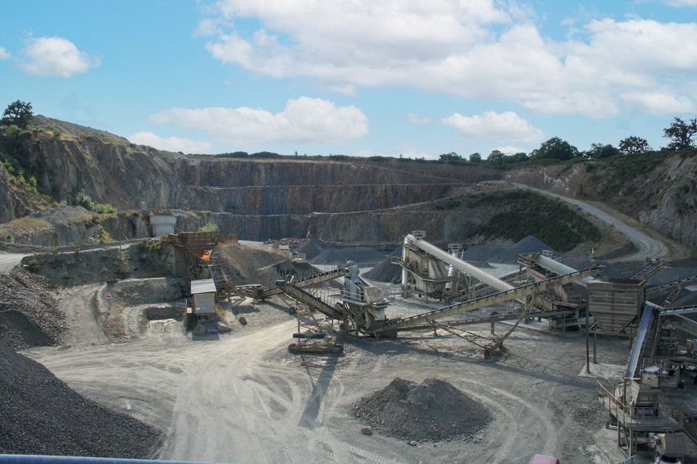 Vue d'ensemble d'une carrière et ses engins de concassage.