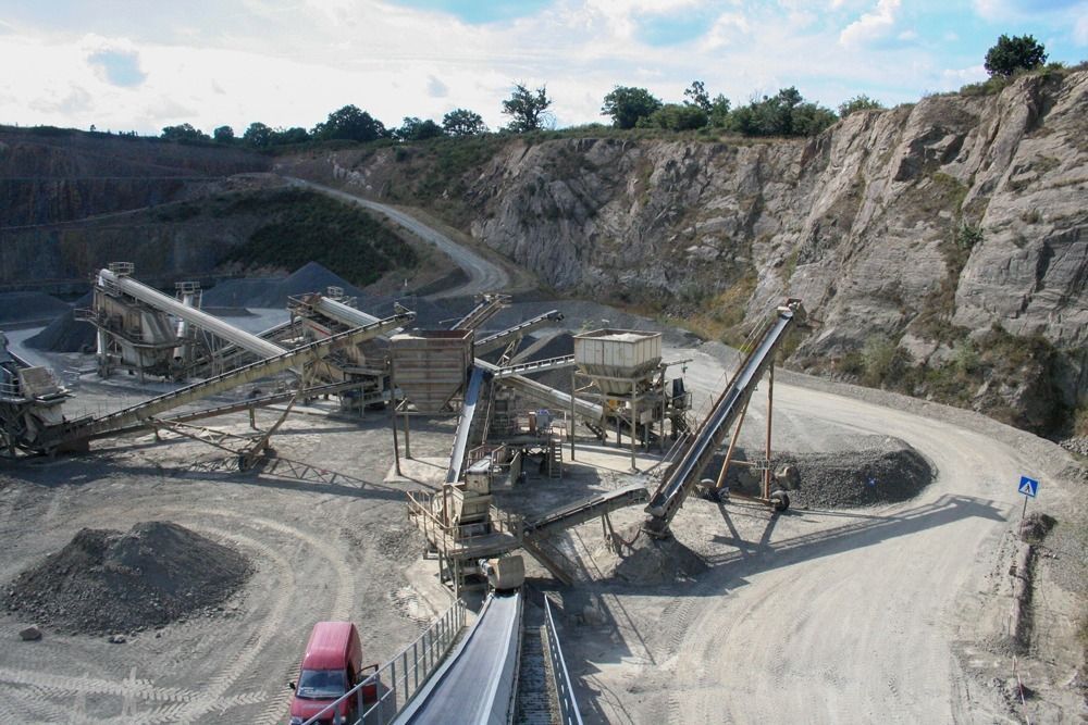 Centrale d'exploitation dans la carrière de Tessy-Bocage.