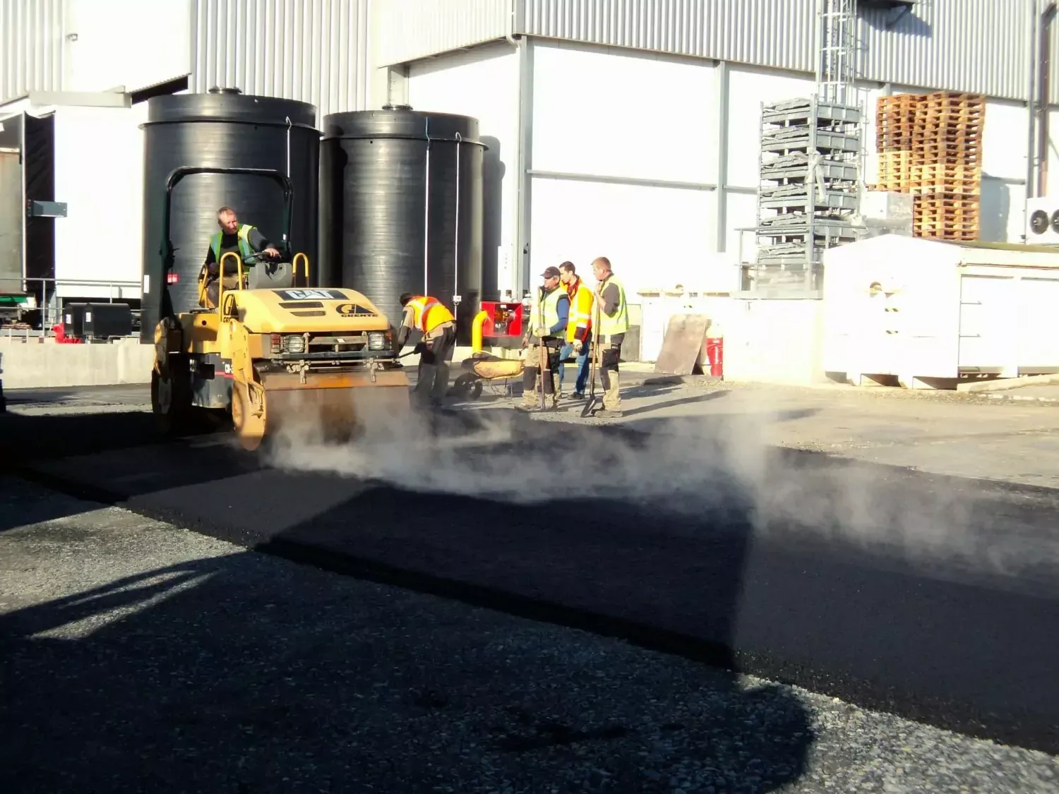 Goudronnage pour une plateforme de silos agricoles.