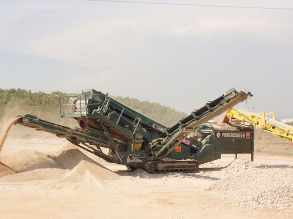 Une centrale de concassage sur un chantier de travaux publics.