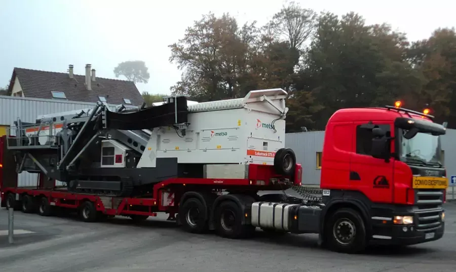 Un porte-engins de grande taille.
