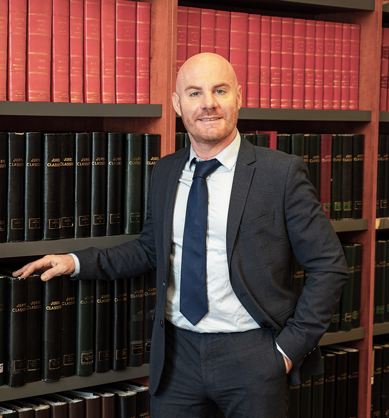 Portrait de Maître Kanane qui s'appuie sur une bibliothèque