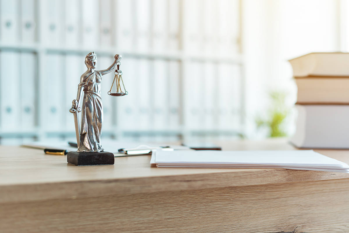 Une statuette de femme de justice