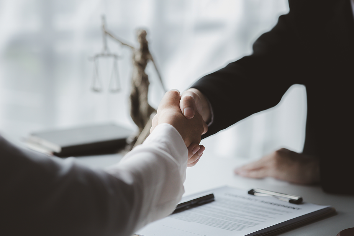 Deux personnes qui se serrent la main