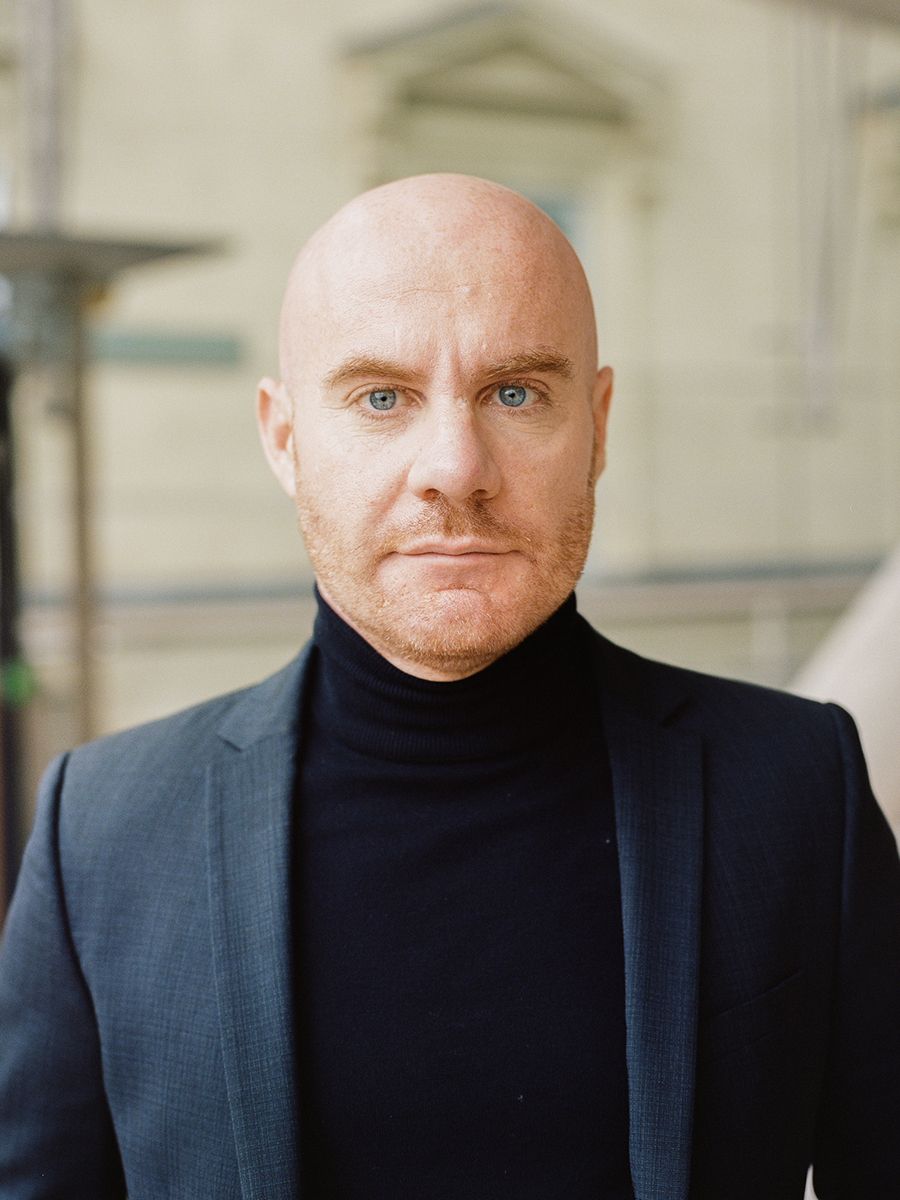 Portrait de Maître Kanane en costume gris