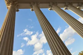 Les colonnes d'un palais de justice