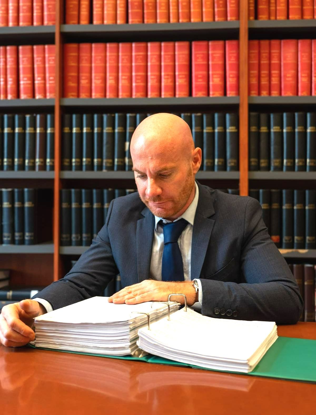 Maître Kanane consultant un dossier