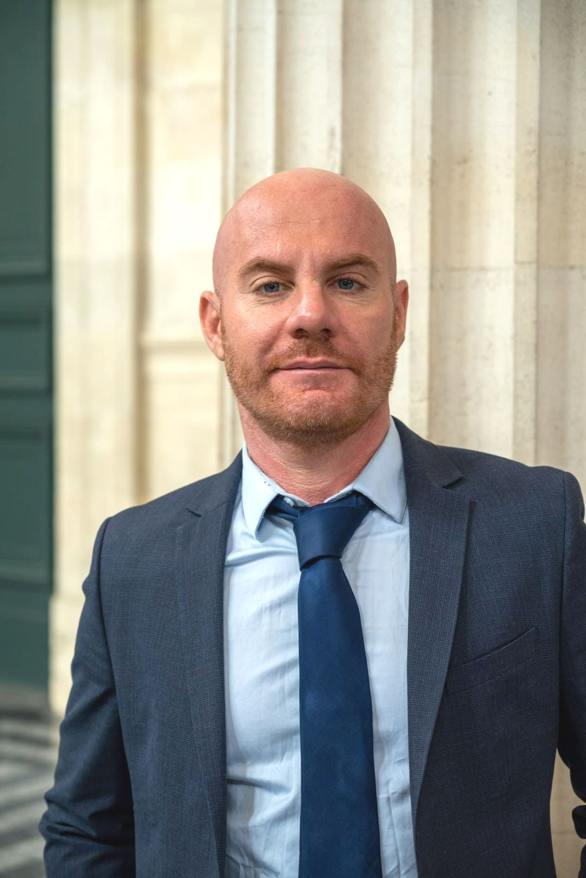 Portrait de Maître Kanane devant le palais de justice