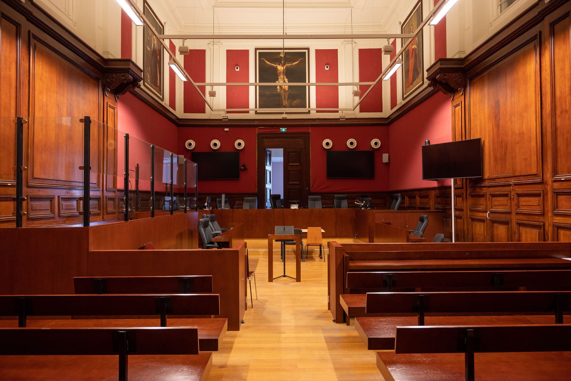 Maître Kanane devant le palais de justice en robe d'avocat