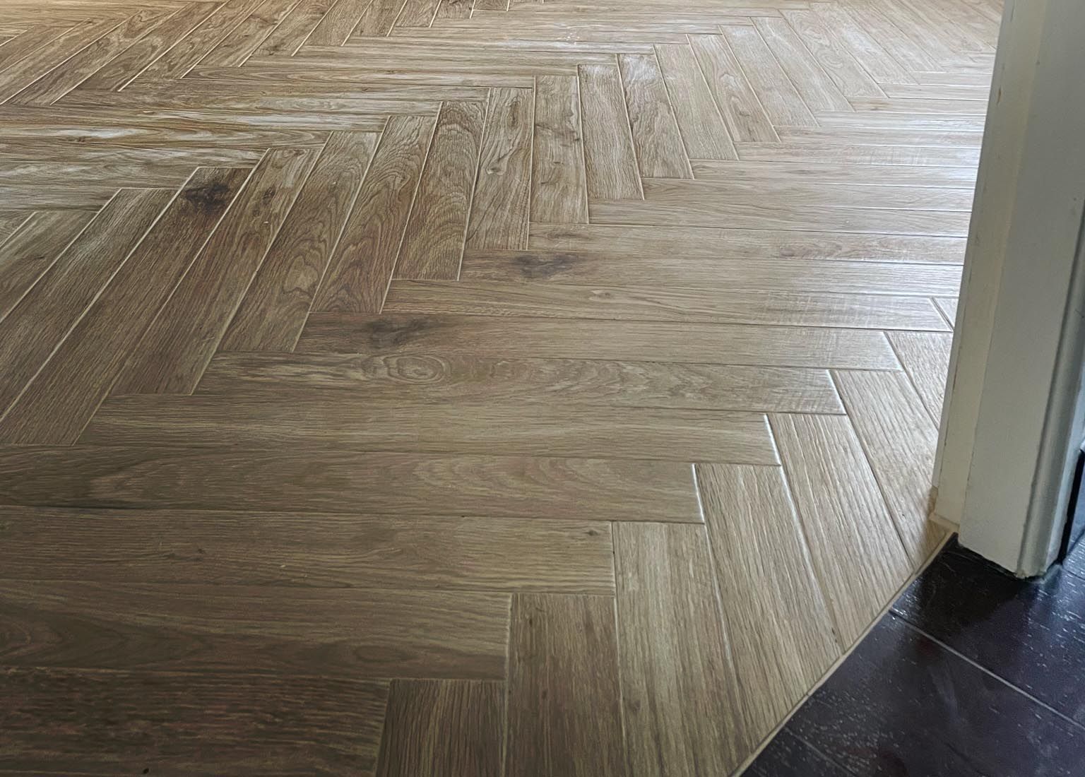 Gros plan sur carrelage imitation parquet