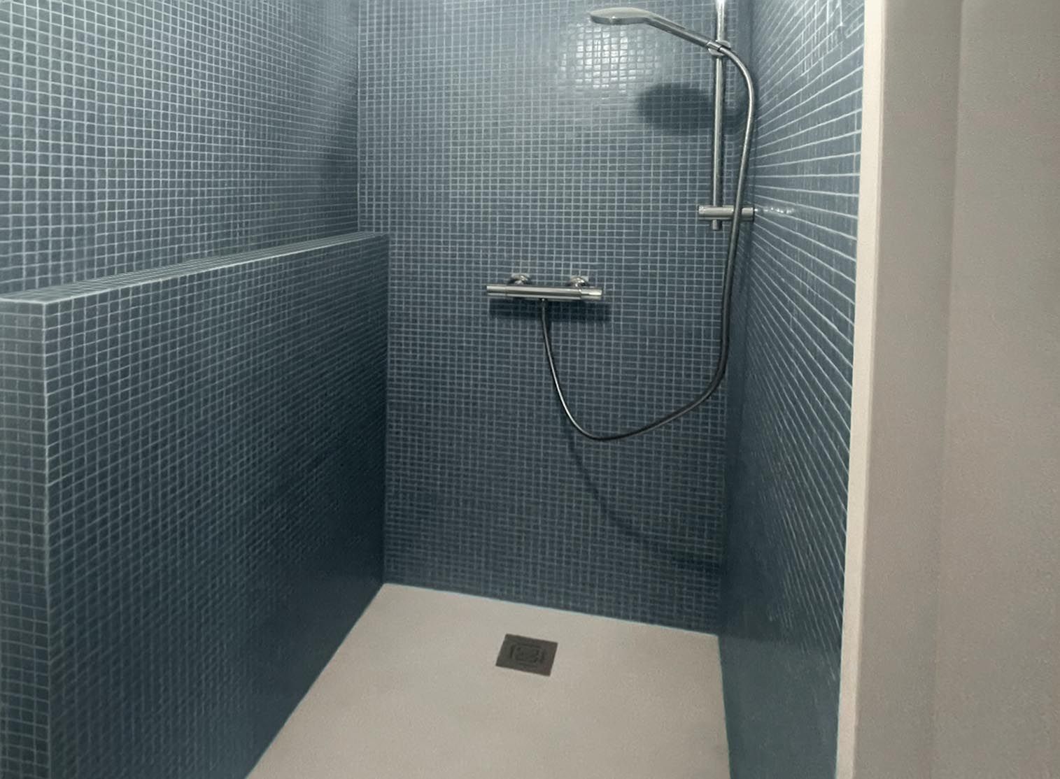 Douche à mosaïque bleue