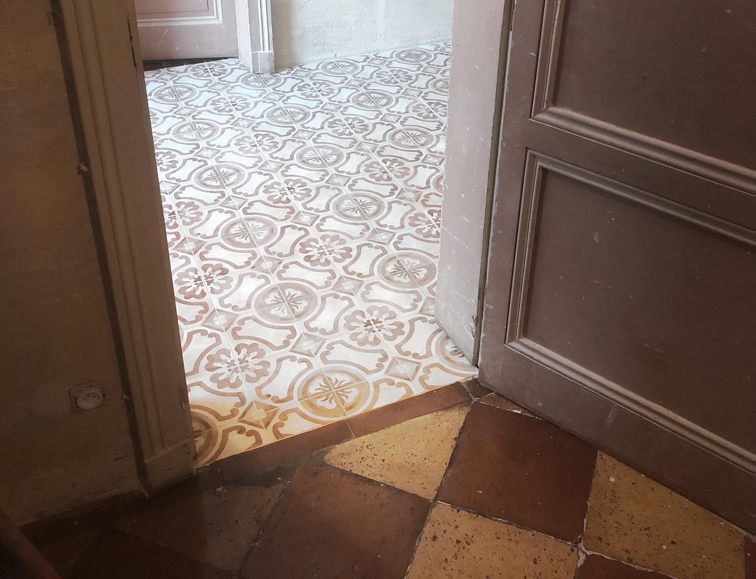 Seuil de porte entre deux pièces avec carrelage au sol