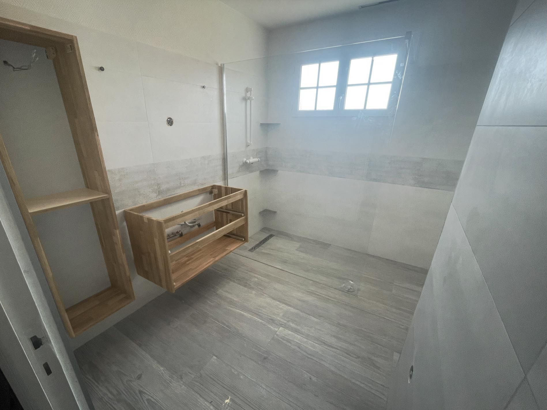 Salle de bains avec douche à l'italienne et faïence grise