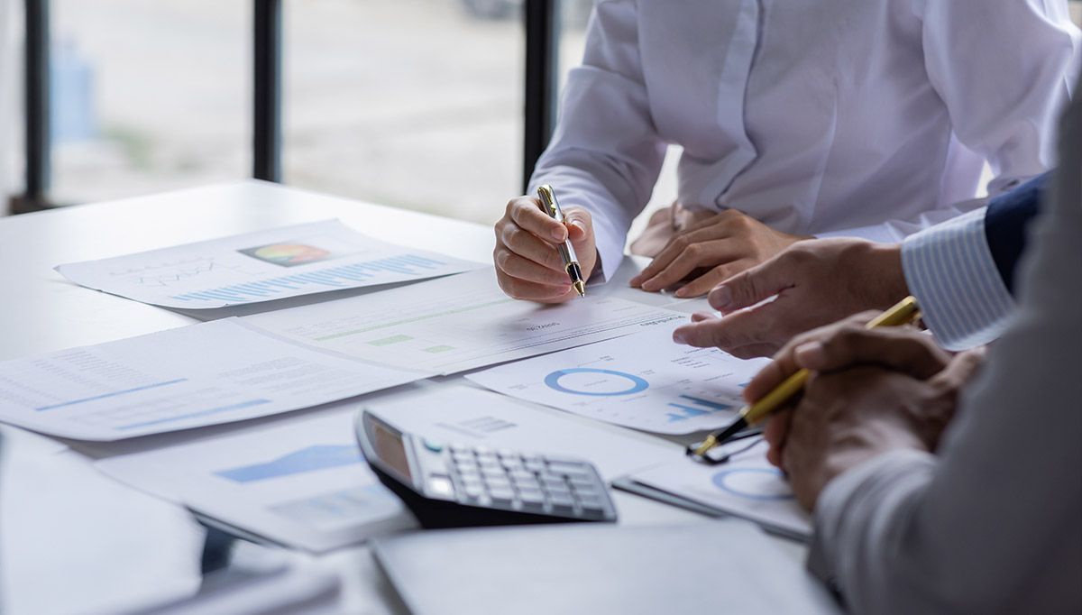 Comptable travaillant sur un dossier 