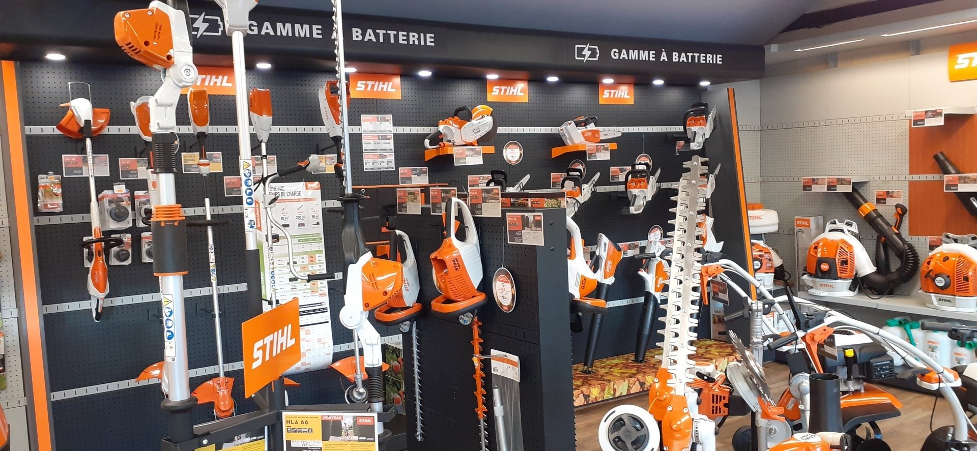 Magasin avec des taille-haies