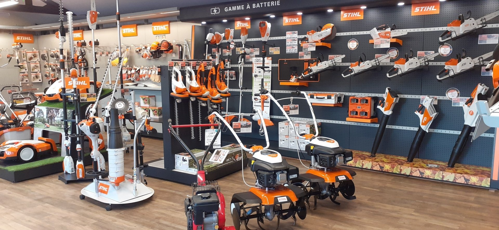 Magasin avec des motobineuses oranges