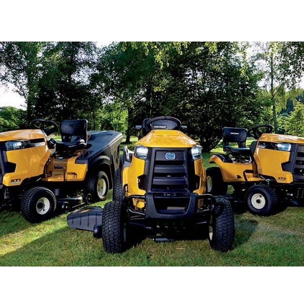 Trois tracteurs jaunes sur une pelouse