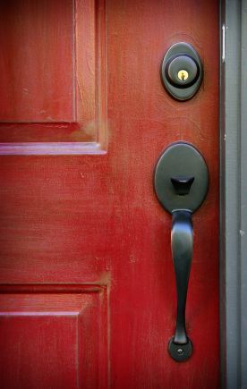 Eine Nahaufnahme einer Holztür