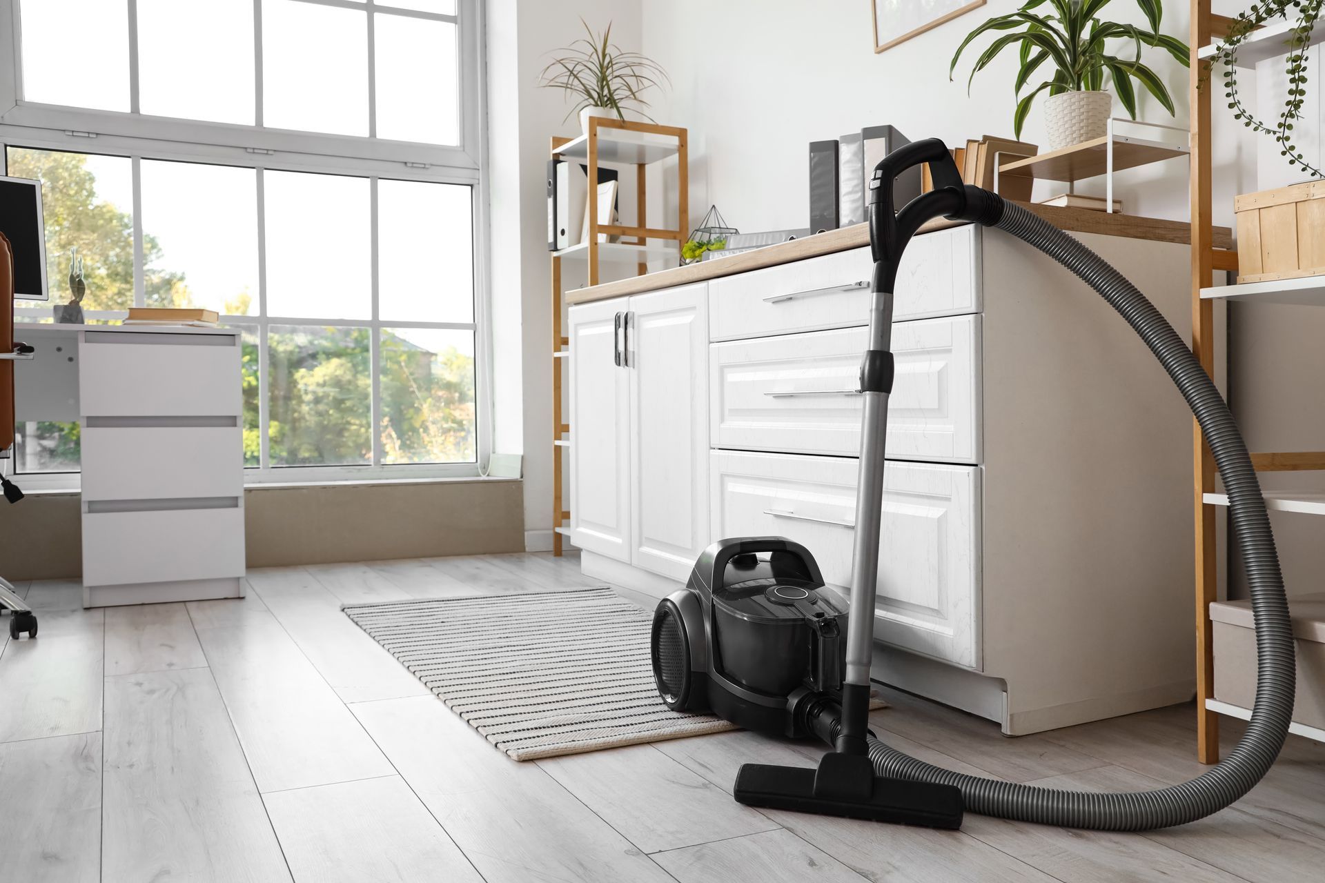 Un aspirateur dans une maison