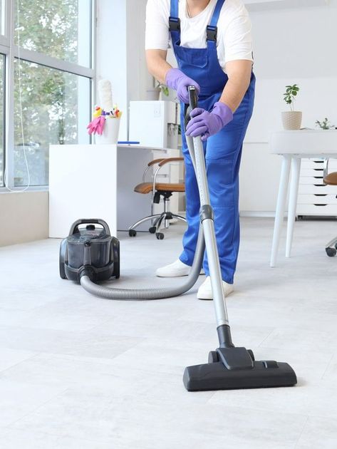 Une personne passant l'aspirateur