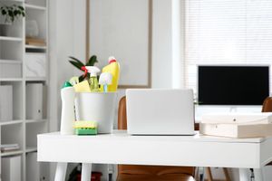 Un bureau avec des accessoires de nettoyage