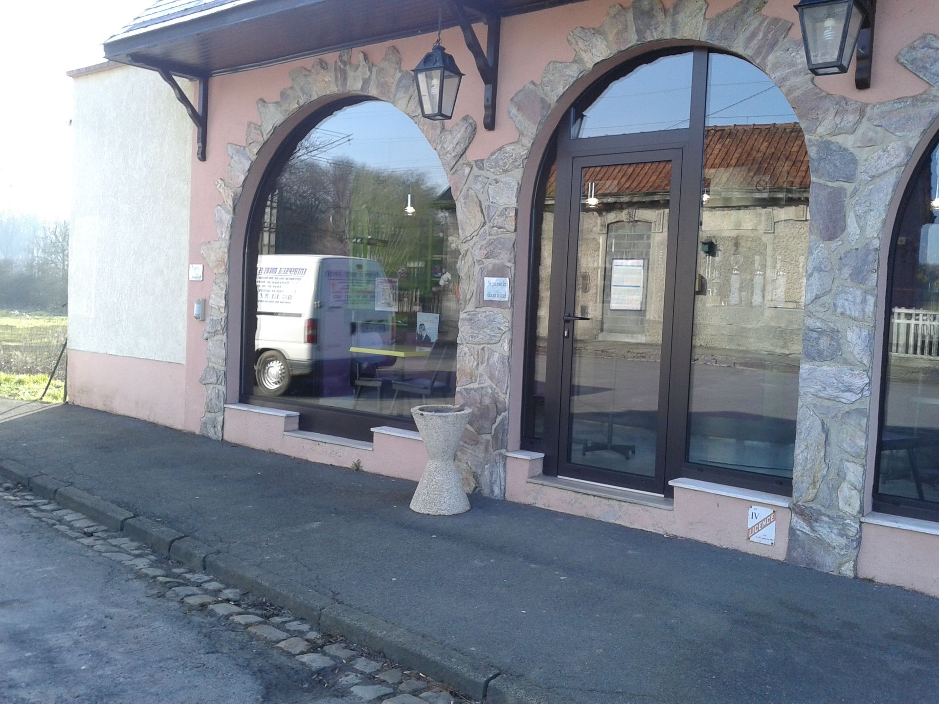 Une vitrine de magasin avec des arches