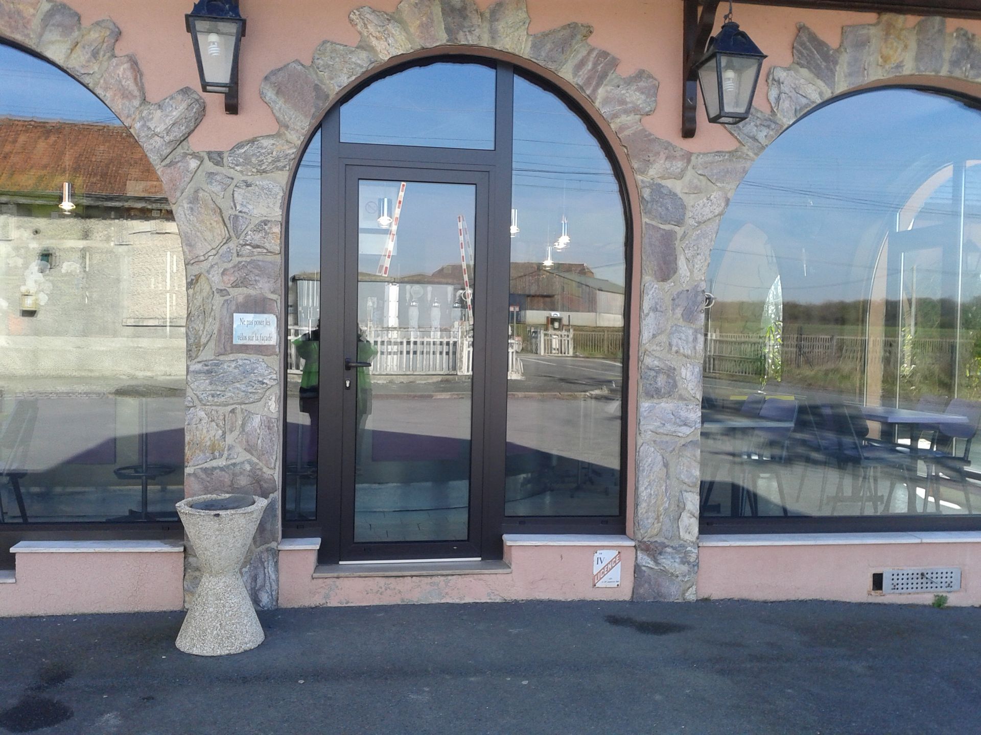 Une main avec un gant jaune qui lave une vitre